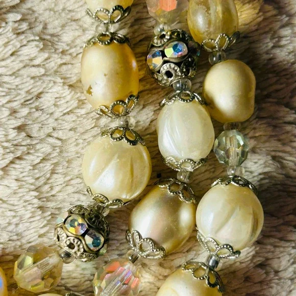 Vintage Faux Pearl and bead Necklace
Hollywood Stylish - Picture 5 of 6